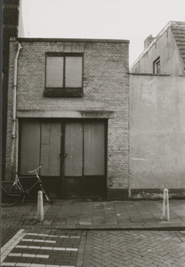861134 Gezicht op het pakhuisje Bergstraat 20 in Wijk C te Utrecht, dat in gebruik was als opslag van 'De Kleine Beurs ...